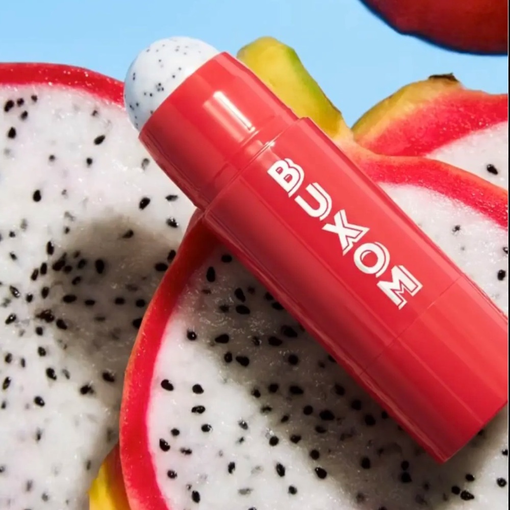 NEW Buxom powerful lip scrub in dragon fruit